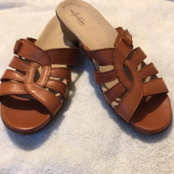 Clark’s Women Sandals . - Picture 3 of 6